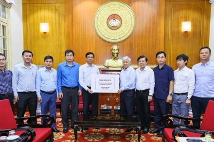 Chủ tịch UBTƯ MTTQ Việt Nam Đỗ Văn Chiến tiếp nhận ủng hộ từ Bộ Giao thông vận tải. (Ảnh: mattran.org.vn)