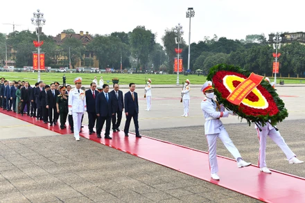 [Ảnh] Lãnh đạo Đảng, Nhà nước vào Lăng viếng Chủ tịch Hồ Chí Minh
