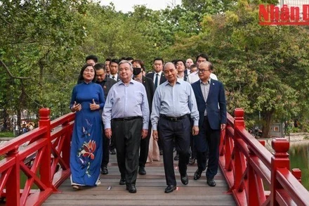 Chủ tịch nước Nguyễn Xuân Phúc và Tổng Thư ký Liên hợp quốc António Guterres đi qua cầu Thê Húc vào Đền Ngọc Sơn. (Ảnh: DUY LINH)