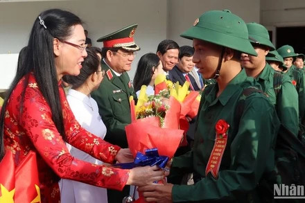 Bí thư Tỉnh ủy Quảng Ngãi Bùi Thị Quỳnh Vân tặng hoa, động viên tân binh thành phố Quảng Ngãi lên đường nhập ngũ. 