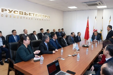 Đại sứ Đặng Minh Khôi trò chuyện với nhân viên Rusvietpetro.