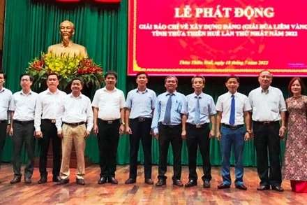 Các thành viên Ban Tổ chức Giải Báo chí về xây dựng Đảng tỉnh chụp ảnh lưu niệm với các sở, ban liên quan.