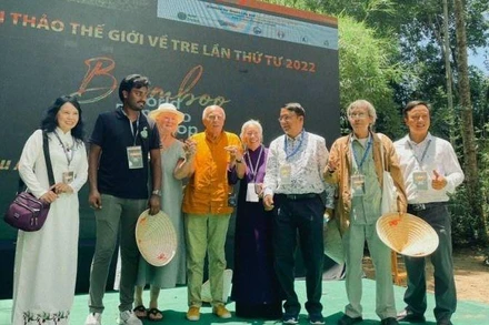 Các chuyên gia về tre trong và ngoài nước chụp ảnh lưu niệm tại hội thảo. 