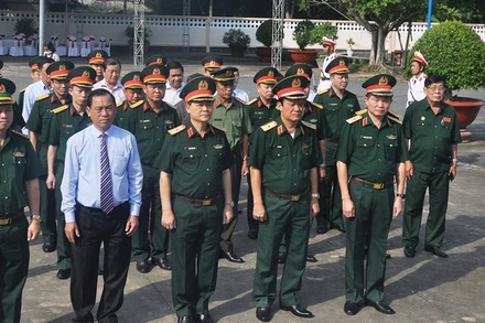 Đoàn công tác tưởng niệm tại tượng 3 chiến sĩ gang thép. 