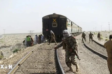 Lực lượng an ninh Pakistan được triển khai tại hiện trường vụ tấn công một đoàn tàu ở Balochistan. (Ảnh: EPA/TTXVN) 