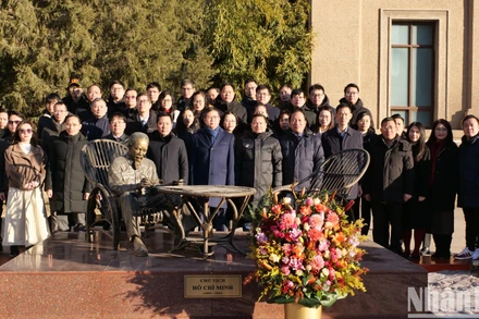 Các đại biểu tại khu vực tượng đài Chủ tịch Hồ Chí Minh trong khuôn viên Đại sứ quán.