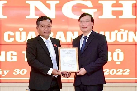 Bí thư Tỉnh ủy Hồ Văn Niên (bìa trái) trao Quyết định của Ban Thường vụ Tỉnh ủy cho đồng chí Trương Hải Long.