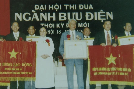 Tại Đại hội thi đua ngành Bưu điện thời kỳ đổi mới, tháng 8/2000, đồng chí Đặng Văn Thân được phong tặng danh hiệu Anh hùng Lao động thời kỳ đổi mới. (Ảnh: mic.gov.vn)