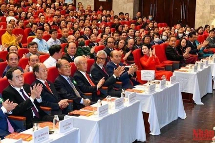 Chủ tịch nước Nguyễn Xuân Phúc cùng các đồng chí lãnh đạo, nguyên lãnh đạo Đảng, Nhà nước cùng đại diện các tổ chức nước ngoài, khách mời quốc tế tại đại hội.