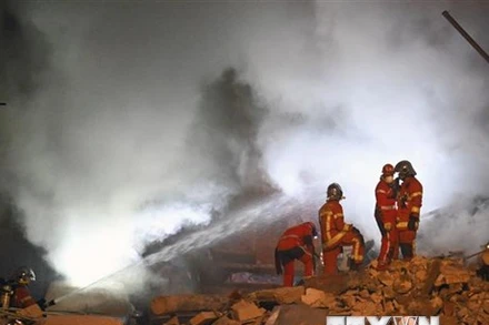 Lực lượng cứu hỏa làm nhiệm vụ tại hiện trường vụ sập nhà ở thành phố Marseille, miền Nam Pháp. (Ảnh: AFP/TTXVN)