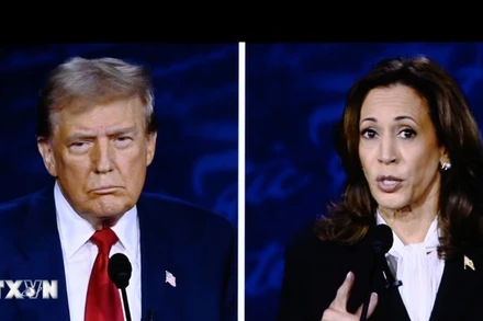 Ứng viên tranh cử Tổng thống Mỹ của đảng Cộng hòa, cựu Tổng thống Donald Trump (trái) và ứng viên của đảng Dân chủ, Phó Tổng thống Kamala Harris trong cuộc tranh luận trực tiếp tại Philadelphia. (Ảnh: THX/TTXVN)