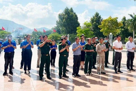 Tập thể Ban lãnh đạo, Hội CCB, Đoàn thanh niên PVFCCo dâng hương tại Đài tưởng niệm liệt sĩ thị xã Phú Mỹ, tỉnh Bà Rịa-Vũng Tàu.