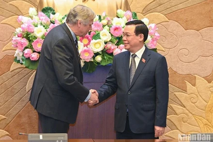 Chủ tịch Quốc hội Vương Đình Huệ và Thượng nghị sĩ bang Oregon Jeff Merkley tại cuộc tiếp. (Ảnh: Duy Linh) 