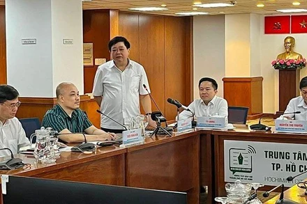 Tác giả kịch bản Nguyễn Thế Kỷ trả lời câu hỏi của phóng viên tại buổi họp báo.