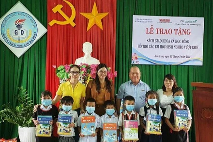 Trao sách giáo khoa cho học sinh Trường Tiểu học Cao Bá Quát. 