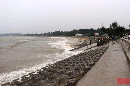 Công trình kè chống sạt lở bờ biển xã Bình Hải, huyện Bình Sơn phát huy hiệu quả trong cơn bão số 4, bảo vệ nhà dân trước sóng lớn.