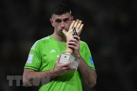 Thủ môn Emiliano Martínez đã có hành động đáng chê trách sau khi nhận giải Găng tay Vàng dành cho thủ môn xuất sắc nhất World Cup. (Ảnh: AFP/TTXVN)