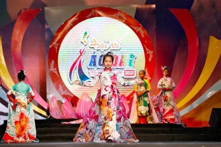 Phần trình diễn áo dài của các em nhỏ trong chương trình.