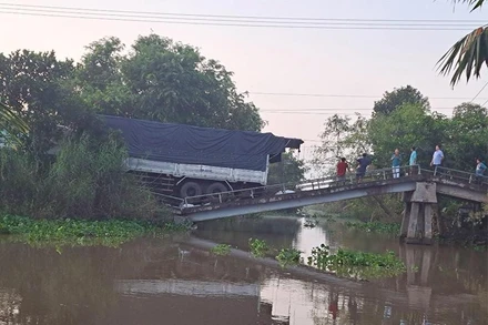Hiện trường vụ xe tải gây sập cầu kênh Xẻo Quít. 