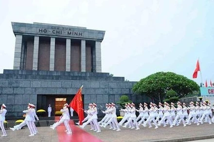 Đội tiêu binh diễu hành qua Lăng Bác. (Ảnh: Minh Đức/TTXVN)