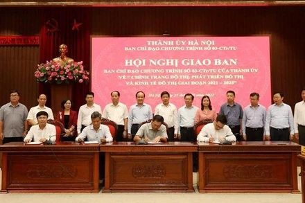 Các đơn vị ký kết thi đua quyết tâm hoàn thành các chỉ tiêu Chương trình 03. 