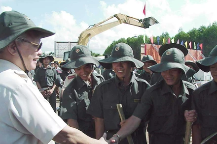 Cố Thủ tướng Võ Văn Kiệt thăm hỏi chiến sĩ, thanh niên xung phong thi công tuyến đường Rừng Sác, huyện Cần Giờ. (Ảnh: NGUYỄN CÔNG THÀNH)