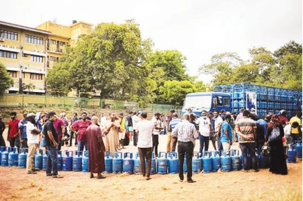 Người dân Sri Lanka xếp hàng mua khí đốt. (Ảnh REUTERS)