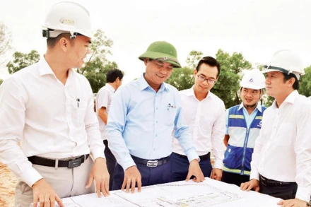 Phó Bí thư Tỉnh ủy, Chủ tịch Ủy ban nhân dân tỉnh Quảng Trị Võ Văn Hưng kiểm tra thực địa Dự án Nhà máy sản xuất Inox và thép hợp kim ở Khu kinh tế Đông Nam. 