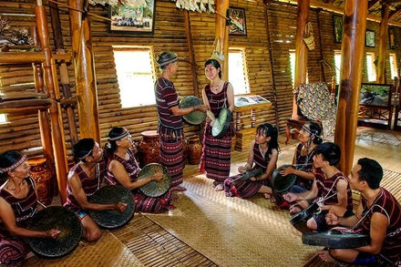 Trao truyền những giá trị văn hóa cho thế hệ sau.