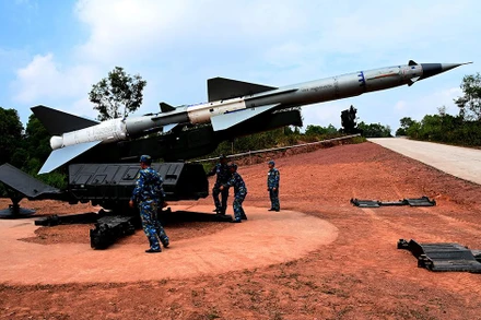 Kíp chiến đấu Tiểu đoàn 83, Trung đoàn 238, Sư đoàn Phòng không 363 kiểm tra đạn tên lửa trước khi thực hành bắn đạn thật.