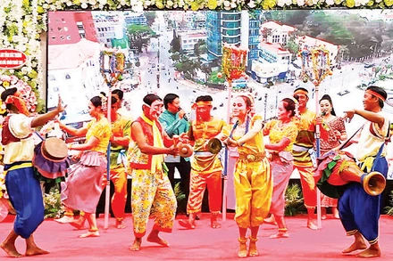 Tiết mục văn nghệ mừng Tết Chôl Chnăm Thmây.