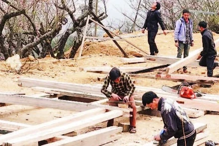 Người dân huyện Mù Cang Chải góp công giúp nhau xóa nhà dột nát.