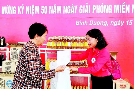 Phiên chợ 0 đồng tại Bình Dương giúp người dân có hoàn cảnh khó khăn được mua hàng hóa thiết yếu miễn phí.