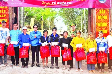 Lãnh đạo Tỉnh đoàn Điện Biên cùng cán bộ, chiến sĩ Bộ đội Biên phòng Điện Biên trao quà tặng hộ nghèo, học sinh ở khu vực biên giới Nà Bủng.