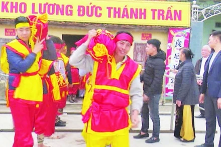 Nghi thức vận chuyển lương thảo vào đền để chuẩn bị phát lương cho nhân dân.