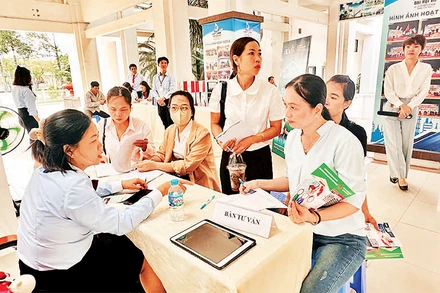 Công nhân tìm hiểu Dự án Nhà ở xã hội Eco Home do HODECO đầu tư tại thành phố Phú Mỹ (Bà Rịa-Vũng Tàu).