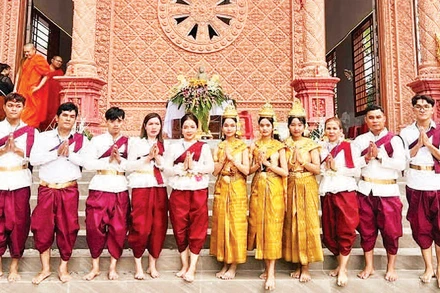 Các bạn trẻ người Khmer tự hào với trang phục truyền thống của dân tộc mình.