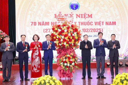 Lãnh đạo tỉnh Vĩnh Phúc chúc mừng ngành y tế.