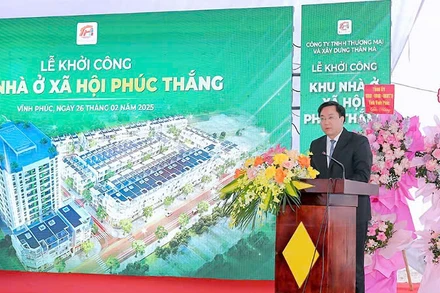 Chủ tịch Ủy ban nhân dân tỉnh Trần Duy Đông phát biểu ý kiến.