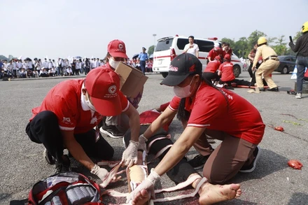 Diễn tập tình huống sơ cấp cứu tai nạn giao thông.