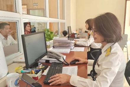 Cán bộ Cục thuế Vĩnh Phúc hướng dẫn các doanh nghiệp nộp thuế.