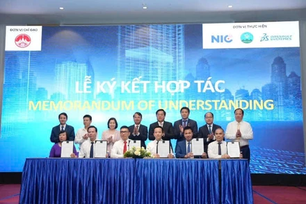 Đồng chí Đặng Xuân Phong, Bí thư Tỉnh ủy Vĩnh Phúc và các đồng chí lãnh đạo chứng kiến lễ ký biên bản ghi nhớ.