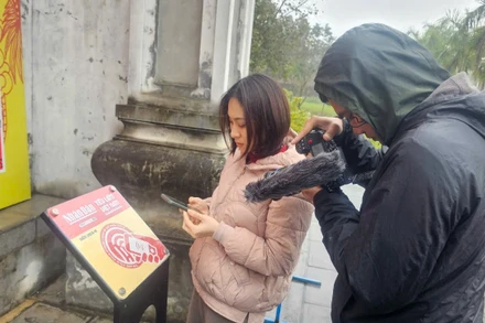 Người dân trải nghiệm bảng gắn chip NFC tại Văn miếu Vĩnh Phúc.