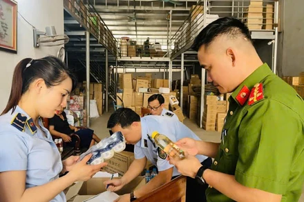 Kiểm tra mỹ phẩm nhập lậu tại phường Đồng Tâm, thành phố Vĩnh Yên.