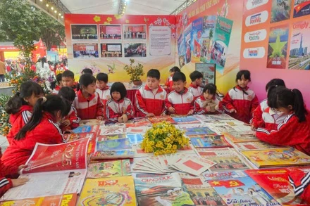 Học sinh Trường tiểu học Đồng Tâm, thành phố Vĩnh Yên hào hứng xem báo Tết.