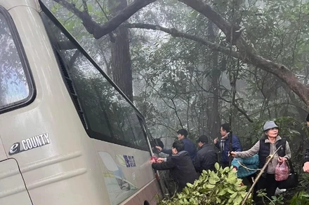 Người đi đường cứu giúp những người trên xe gặp nạn. (Ảnh do người dân cung cấp)