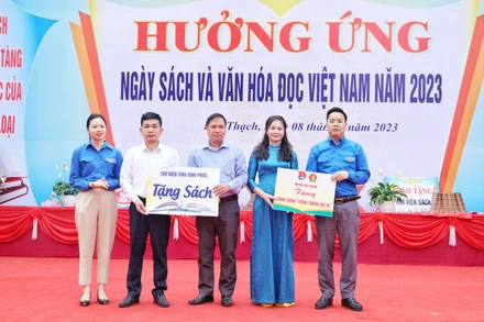 Tặng sách cho Trường trung học cơ sở thị trấn Hoa Sơn.