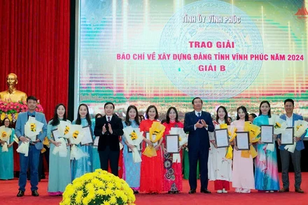 Phó Bí thư Thường trực Tỉnh ủy Bùi Huy Vĩnh, Trưởng Ban Tuyên giáo Tỉnh ủy Nguyễn Tuấn Khanh trao giải B Giải Báo chí về xây dựng Đảng tỉnh Vĩnh Phúc năm 2024.