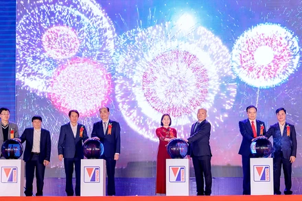 Các đại biểu thực hiện nghi thức khai mạc hội chợ.