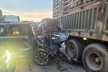 Vụ tai nạn liên hoàn khiến nhiều xe hư hỏng nặng.